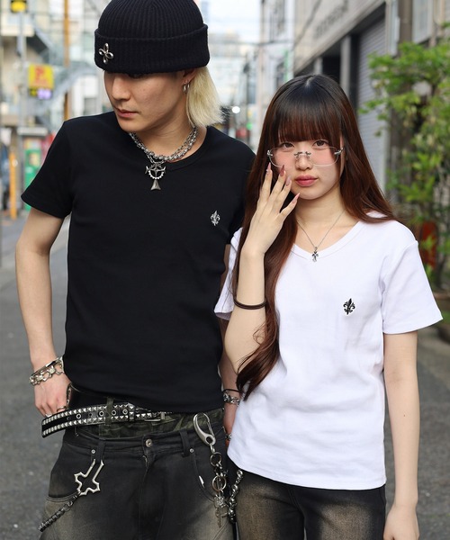 ATMARK(アットマーク)の「《3サイズ展開 / UNISEX 》胸刺繍 テレコリブ Vネック半袖Tシャツ 百合 クロス(Tシャツ/カットソー・メンズ・ホワイト/ブラック・S/L/M)」の3枚目の写真