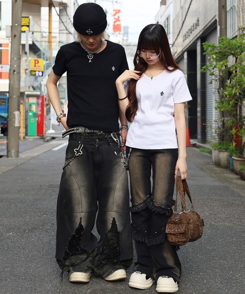 ATMARK(アットマーク)の「《3サイズ展開 / UNISEX 》胸刺繍 テレコリブ Vネック半袖Tシャツ 百合 クロス(Tシャツ/カットソー・メンズ・ホワイト/ブラック・S/L/M)」の5枚目の写真