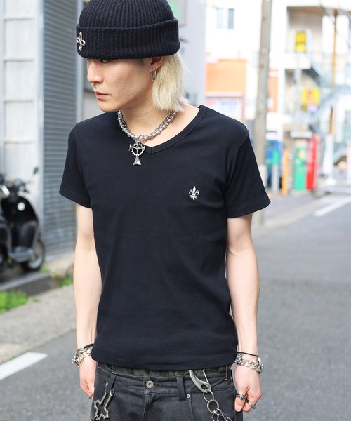 ATMARK(アットマーク)の「《3サイズ展開 / UNISEX 》胸刺繍 テレコリブ Vネック半袖Tシャツ 百合 クロス(Tシャツ/カットソー・メンズ・ホワイト/ブラック・S/L/M)」の6枚目の写真