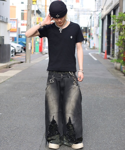 ATMARK(アットマーク)の「《3サイズ展開 / UNISEX 》胸刺繍 テレコリブ Vネック半袖Tシャツ 百合 クロス(Tシャツ/カットソー・メンズ・ホワイト/ブラック・S/L/M)」の8枚目の写真