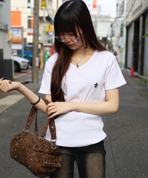 ATMARK(アットマーク)の「《3サイズ展開 / UNISEX 》胸刺繍 テレコリブ Vネック半袖Tシャツ 百合 クロス(Tシャツ/カットソー・メンズ・ホワイト/ブラック・S/L/M)」の10枚目の写真