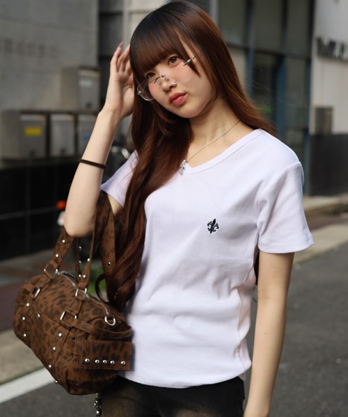 ATMARK(アットマーク)の「《3サイズ展開 / UNISEX 》胸刺繍 テレコリブ Vネック半袖Tシャツ 百合 クロス(Tシャツ/カットソー・メンズ・ホワイト/ブラック・S/L/M)」の11枚目の写真