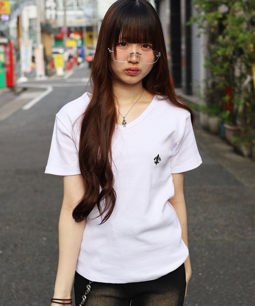 ATMARK(アットマーク)の「《3サイズ展開 / UNISEX 》胸刺繍 テレコリブ Vネック半袖Tシャツ 百合 クロス(Tシャツ/カットソー・メンズ・ホワイト/ブラック・S/L/M)」の9枚目の写真