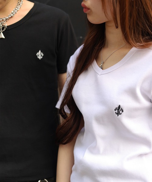 ATMARK(アットマーク)の「《3サイズ展開 / UNISEX 》胸刺繍 テレコリブ Vネック半袖Tシャツ 百合 クロス(Tシャツ/カットソー・メンズ・ホワイト/ブラック・S/L/M)」の13枚目の写真