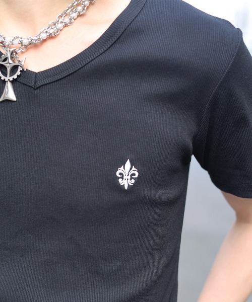 ATMARK(アットマーク)の「《3サイズ展開 / UNISEX 》胸刺繍 テレコリブ Vネック半袖Tシャツ 百合 クロス(Tシャツ/カットソー・メンズ・ホワイト/ブラック・S/L/M)」の14枚目の写真