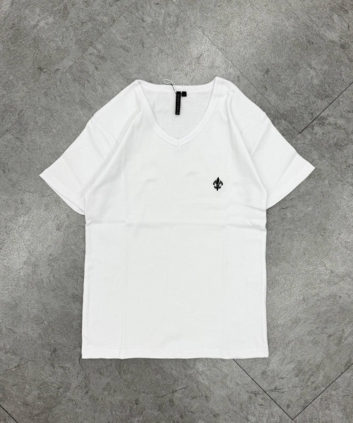 ATMARK(アットマーク)の「《3サイズ展開 / UNISEX 》胸刺繍 テレコリブ Vネック半袖Tシャツ 百合 クロス(Tシャツ/カットソー・メンズ・ホワイト/ブラック・S/L/M)」の18枚目の写真
