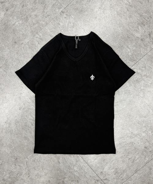 ATMARK(アットマーク)の「《3サイズ展開 / UNISEX 》胸刺繍 テレコリブ Vネック半袖Tシャツ 百合 クロス(Tシャツ/カットソー・メンズ・ホワイト/ブラック・S/L/M)」の15枚目の写真