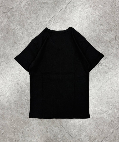ATMARK(アットマーク)の「《3サイズ展開 / UNISEX 》胸刺繍 テレコリブ Vネック半袖Tシャツ 百合 クロス(Tシャツ/カットソー・メンズ・ホワイト/ブラック・S/L/M)」の16枚目の写真