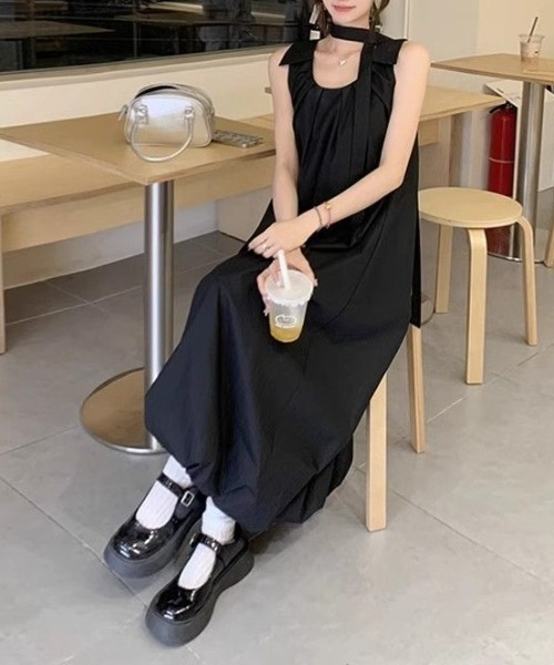 AMAJI(アマジ)の「フラワーシルエットロング丈キャミソールワンピース(ワンピース・レディース・ブラック/ライトブルー・SMALL/MEDIUM/LARGE/X-LARGE)」の3枚目の写真