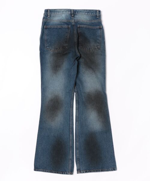Chikashitsu +(チカシツプラス)の「【Chikashitsu +】dirty wash flare denim pants / 【チカシツプラス】ダーティーウォッシュフレアデニムパンツ(デニムパンツ・メンズ・ブルー・L/M/S)」の2枚目の写真