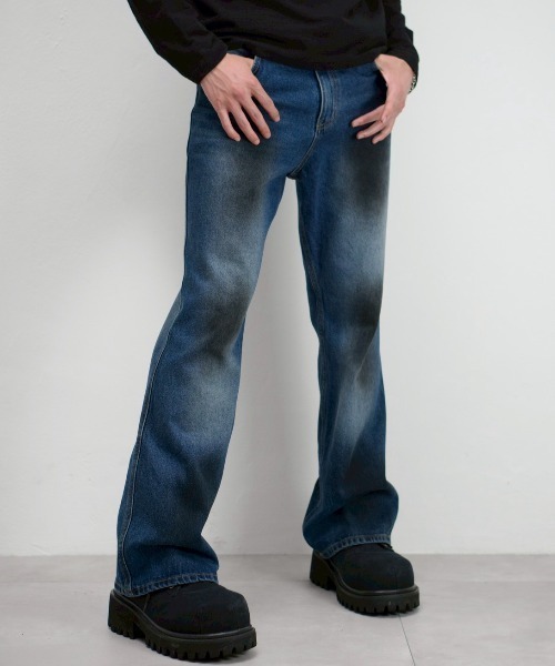 Chikashitsu +(チカシツプラス)の「【Chikashitsu +】dirty wash flare denim pants / 【チカシツプラス】ダーティーウォッシュフレアデニムパンツ(デニムパンツ・メンズ・ブルー・L/M/S)」の1枚目の写真