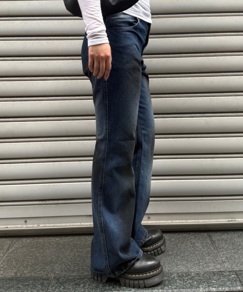 Chikashitsu +(チカシツプラス)の「【Chikashitsu +】dirty wash flare denim pants / 【チカシツプラス】ダーティーウォッシュフレアデニムパンツ(デニムパンツ・メンズ・ブルー・L/M/S)」の10枚目の写真