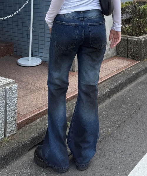 Chikashitsu +(チカシツプラス)の「【Chikashitsu +】dirty wash flare denim pants / 【チカシツプラス】ダーティーウォッシュフレアデニムパンツ(デニムパンツ・メンズ・ブルー・L/M/S)」の6枚目の写真