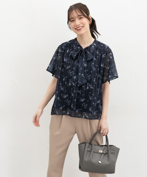 Honeys(ハニーズ)の「【接触冷感】ひんやり裏地ボウタイブラウス(シャツ/ブラウス・レディース・レッド系その他2/ネイビー系1/ホワイト系その他2・L/3L/LL/M/S)」の17枚目の写真