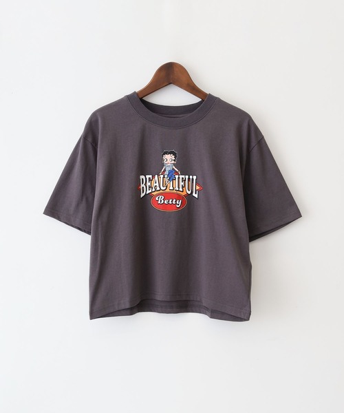 SpRay(スプレイ)の「BETTYプリントショート丈Tシャツ(Tシャツ/カットソー・レディース・チャコールグレー・FREE)」の1枚目の写真
