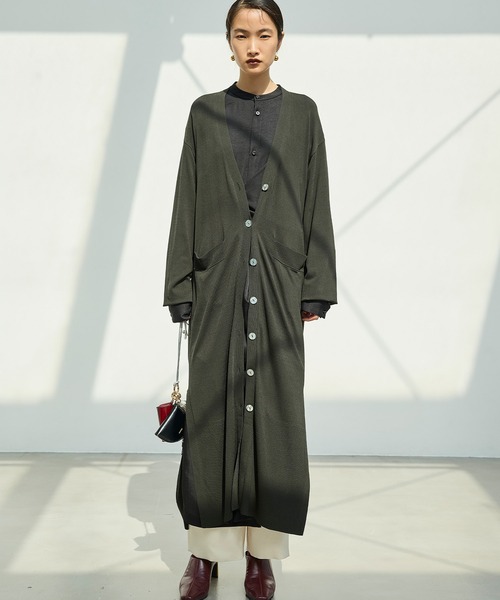 OMMO(オーエムエムオー)の「V NECK KNIT LONG CD(カーディガン/ボレロ・レディース・パープル/ブラック/カーキ・F)」の1枚目の写真