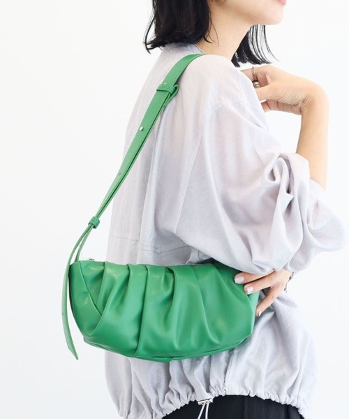 Green Parks(グリーンパークス)の「ギャザーミニバッグ(ショルダーバッグ・レディース・ブラック/グリーン/シルバー系その他・FREE)」の1枚目の写真