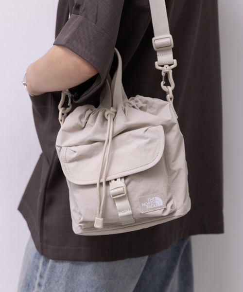 THE NORTH FACE(ザノースフェイス)の「国内未発売 THE NORTH FACE(ザ・ノースフェイス)/2WAY 巾着 バケット ショルダーバッグ/BREEZE BUCKET BAG(ショルダーバッグ・レディース・ホワイト/ダークグレー/グレー/ピンク/ブラック/バイオレット・FREE)」の2枚目の写真