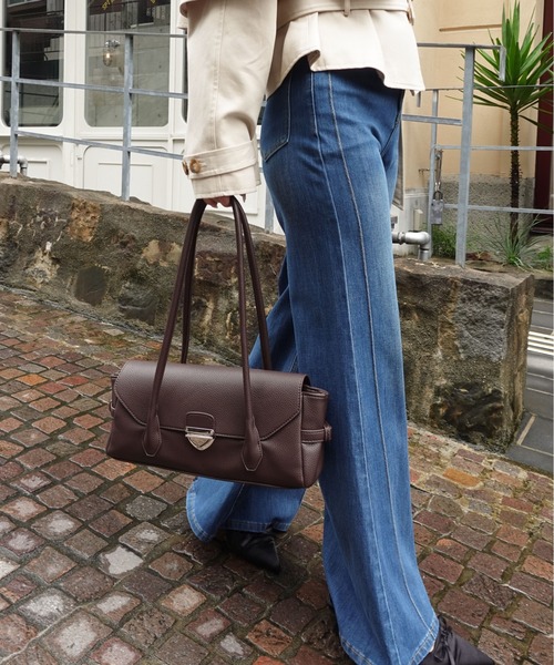 unnu(ユヌ)の「メタルバックル フラップロングショルダーバッグ(ショルダーバッグ・レディース・ダークブラウン/ブラック/レッド・F)」の21枚目の写真