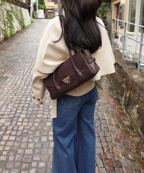 unnu(ユヌ)の「メタルバックル フラップロングショルダーバッグ(ショルダーバッグ・レディース・ダークブラウン/ブラック/レッド・F)」の20枚目の写真