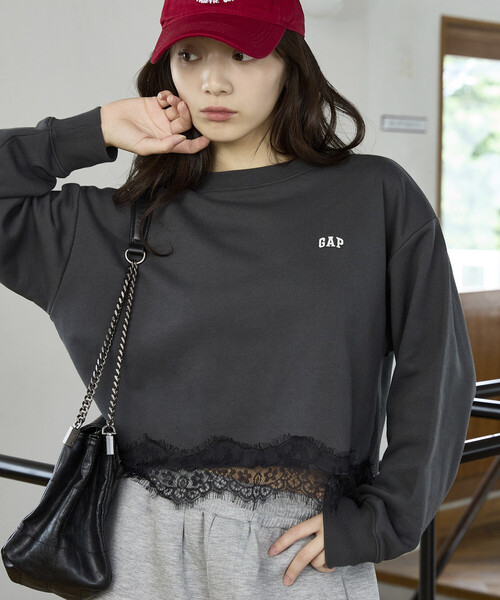 GAP(ギャップ)の「PUBLUX × GAP/ギャップ 別注 裾 レース 付 裏起毛 スウェット 限定展開(スウェット・レディース・チャコールグレー/グレー/ブラウン・フリ-)」の2枚目の写真