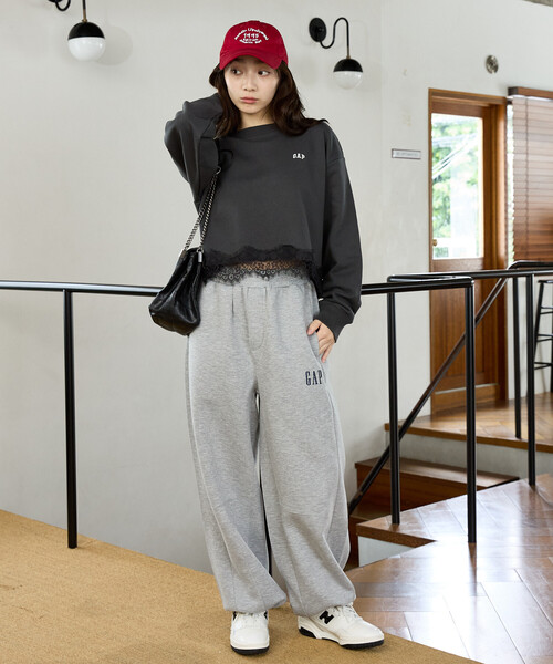 GAP(ギャップ)の「PUBLUX × GAP/ギャップ 別注 裾 レース 付 裏起毛 スウェット 限定展開(スウェット・レディース・チャコールグレー/グレー/ブラウン・フリ-)」の11枚目の写真
