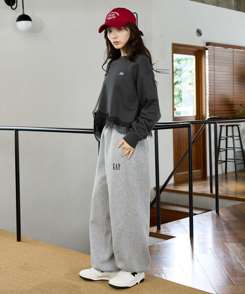 GAP(ギャップ)の「PUBLUX × GAP/ギャップ 別注 裾 レース 付 裏起毛 スウェット 限定展開(スウェット・レディース・チャコールグレー/グレー/ブラウン・フリ-)」の12枚目の写真