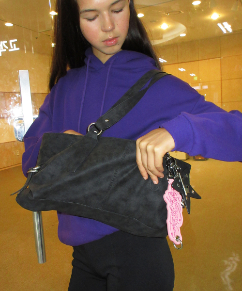 YEOMIMの「ranch bag (grunge black) & keyring set（ショルダーバッグ・レディース・その他・FREE）」の4枚目の写真