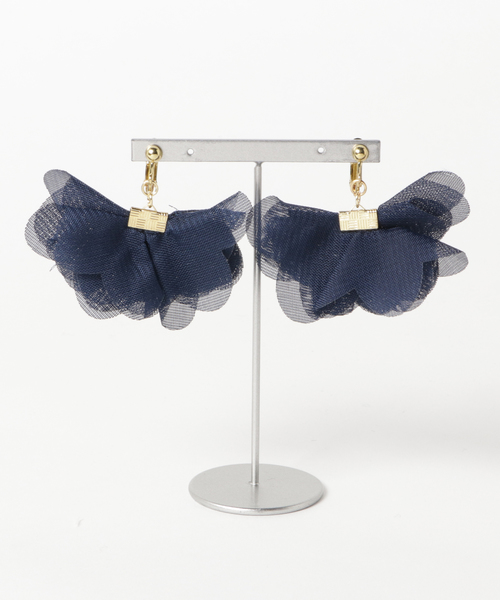 カヤ（カヤ）の「【カヤ】花びらブーケイヤリング（イヤリング・レディース・ブラック/ネイビー/ピンク/グリーン/アイボリー・FREE）」の5枚目の写真