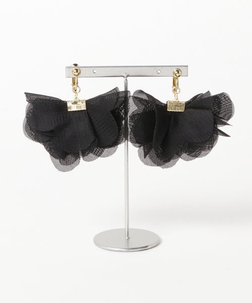 カヤ（カヤ）の「【カヤ】花びらブーケイヤリング（イヤリング・レディース・ブラック/ネイビー/ピンク/グリーン/アイボリー・FREE）」の3枚目の写真