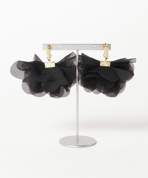 カヤ（カヤ）の「【カヤ】花びらブーケイヤリング（イヤリング・レディース・ブラック/ネイビー/ピンク/グリーン/アイボリー・FREE）」の6枚目の写真