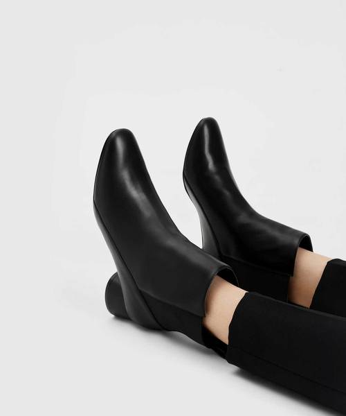 CHARLES & KEITH(チャールズ & キース)の「シリンドリカルヒールチェルシーブーツ / CYLINDRICAL HEEL CHELSEA BOOTS(ブーツ・レディース・ブルー/ブラック・25cm/25.5cm/22.5cm/23cm/23.5cm/24.5cm)」の3枚目の写真