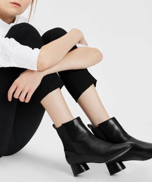 CHARLES & KEITH(チャールズ & キース)の「シリンドリカルヒールチェルシーブーツ / CYLINDRICAL HEEL CHELSEA BOOTS(ブーツ・レディース・ブルー/ブラック・25cm/25.5cm/22.5cm/23cm/23.5cm/24.5cm)」の7枚目の写真