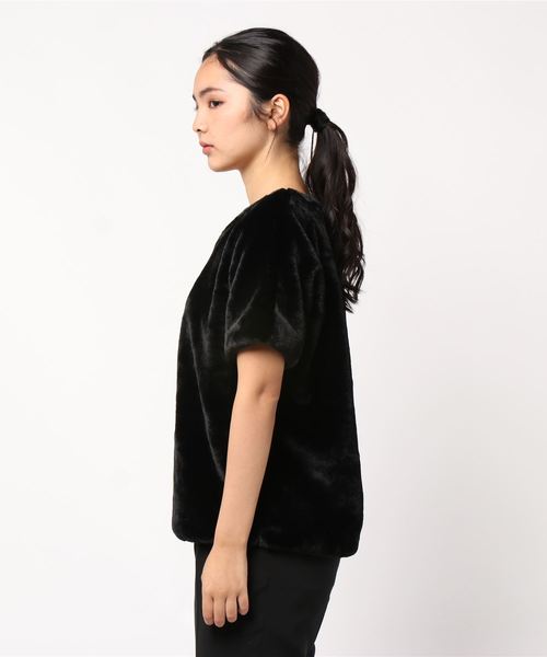 EMODA(エモダ)の「VOLUME FAKE FUR TOP(Tシャツ/カットソー・レディース・ブラック・FREE)」の2枚目の写真