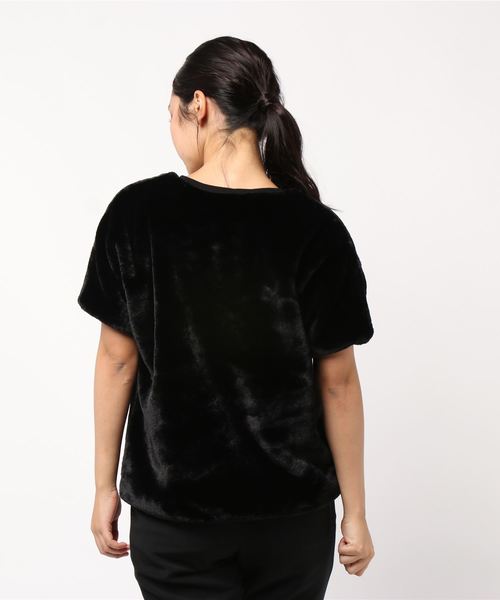 EMODA(エモダ)の「VOLUME FAKE FUR TOP(Tシャツ/カットソー・レディース・ブラック・FREE)」の3枚目の写真