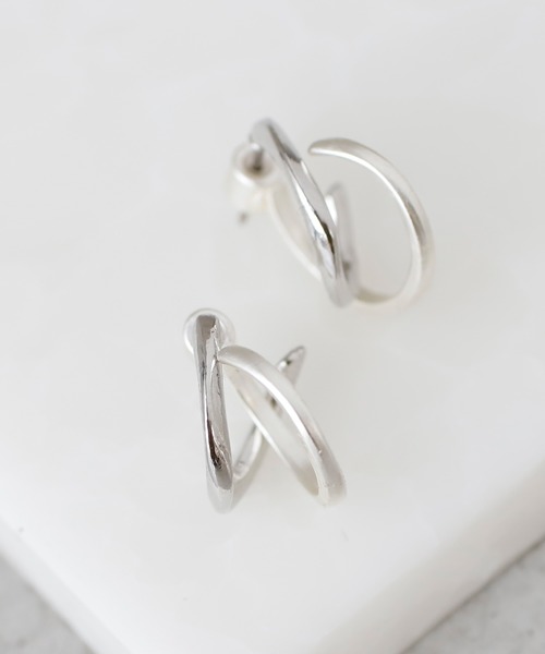 ANEMONE（アネモネ）の「セミマットカーブラインのバックキャッチピアス[B]（ピアス（両耳用）・レディース・ゴールド/シルバー・FREE）」の2枚目の写真