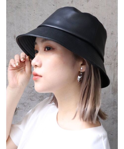 MURUA（ムルーア）の「ヴィーガンレザーバケットハット（ハット・レディース・アイボリー/ブラック・FREE）」の5枚目の写真