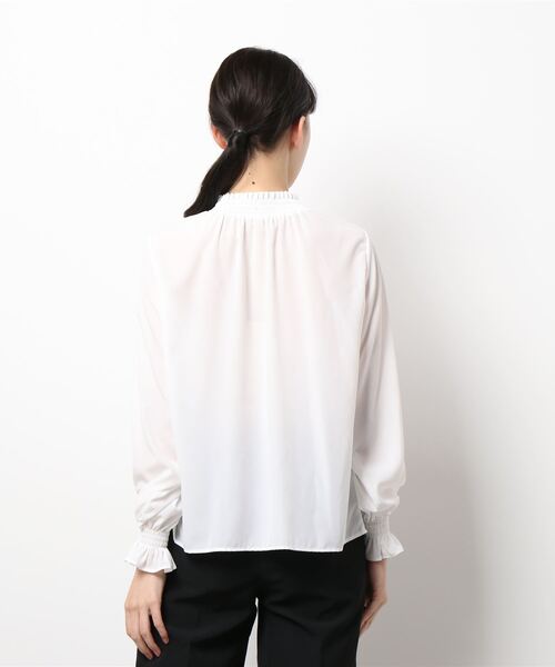 N.(N. Natural Beauty Basic)(エヌエヌナチュラルビューティーベーシック)の「シャーリングハイネックブラウス(シャツ/ブラウス・レディース・グレー/ブラック/ホワイト/ベージュ/ブルー・MEDIUM)」の9枚目の写真