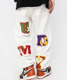 .KOM | A'GEM/9 × .kom『.kom/ドットケーオーエム』ルーズシルエット ワッペンデザインパンツ(その他パンツ)