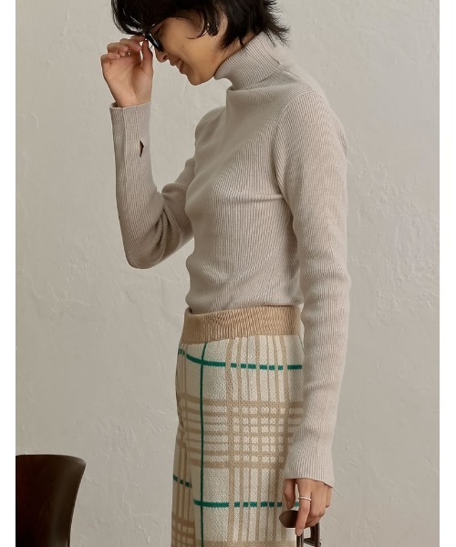 Re:EDIT(リエディ)の「指穴タートルネックリブニットトップス(ニット/セーター・レディース・グリーン/パープル/ブラック/ブルー/アイボリー/オレンジ・MEDIUM)」の11枚目の写真