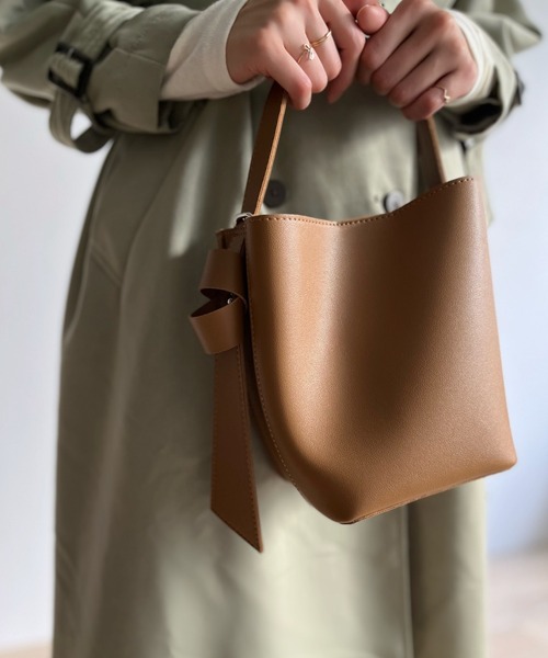 ISOOK(アイスー)の「【ISOOK / アイスー】サイドベルトバケットバッグ / ハンドバッグ ポーチ付き ZOZOTOWN限定(ハンドバッグ・レディース・ブラック/ライトブラウン・FREE)」の1枚目の写真