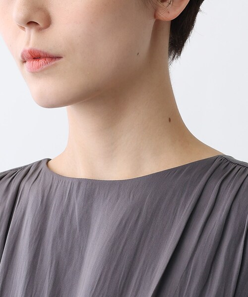 INDIVI（インディヴィ）の「◆【洗える/UVケア/吸水速乾】タック＆ギャザーワンピース（ワンピース・レディース・サックスブルー系5/ダークグレー/ネイビー・34/38/13/19/15 ）」の4枚目の写真