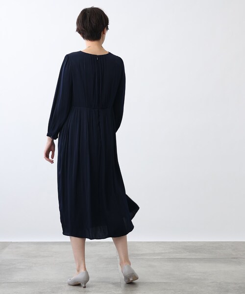 INDIVI（インディヴィ）の「◆【洗える/UVケア/吸水速乾】タック＆ギャザーワンピース（ワンピース・レディース・サックスブルー系5/ダークグレー/ネイビー・34/38/13/19/15 ）」の17枚目の写真