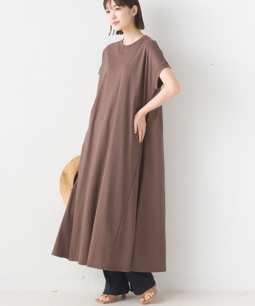 OMNES（オムネス）の「接触冷感レーヨンナイロンボトルネックフレアワンピース（ワンピース・レディース・キャメル/ラベンダー/ベージュ/ブラック/ブルー/チャコールグレー/モカ/イエロー/ネイビー/グリーン/ブラウン/グレー/イエロー系その他/チャコールグレー×ブラック・FREE）」の6枚目の写真