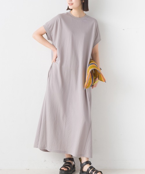 OMNES（オムネス）の「接触冷感レーヨンナイロンボトルネックフレアワンピース（ワンピース・レディース・キャメル/ラベンダー/ベージュ/ブラック/ブルー/チャコールグレー/モカ/イエロー/ネイビー/グリーン/ブラウン/グレー/イエロー系その他/チャコールグレー×ブラック・FREE）」の4枚目の写真