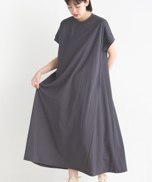 OMNES（オムネス）の「接触冷感レーヨンナイロンボトルネックフレアワンピース（ワンピース・レディース・キャメル/ラベンダー/ベージュ/ブラック/ブルー/チャコールグレー/モカ/イエロー/ネイビー/グリーン/ブラウン/グレー/イエロー系その他/チャコールグレー×ブラック・FREE）」の5枚目の写真