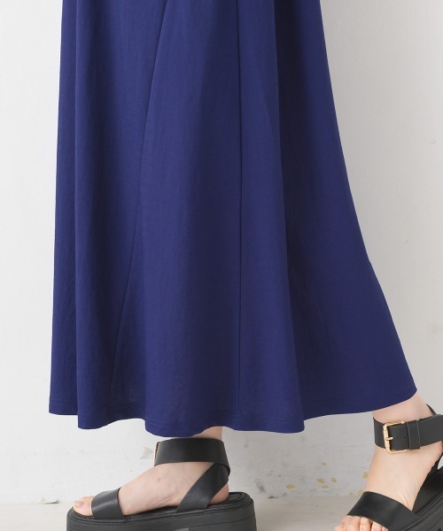 OMNES（オムネス）の「接触冷感レーヨンナイロンボトルネックフレアワンピース（ワンピース・レディース・キャメル/ラベンダー/ベージュ/ブラック/ブルー/チャコールグレー/モカ/イエロー/ネイビー/グリーン/ブラウン/グレー/イエロー系その他/チャコールグレー×ブラック・FREE）」の19枚目の写真