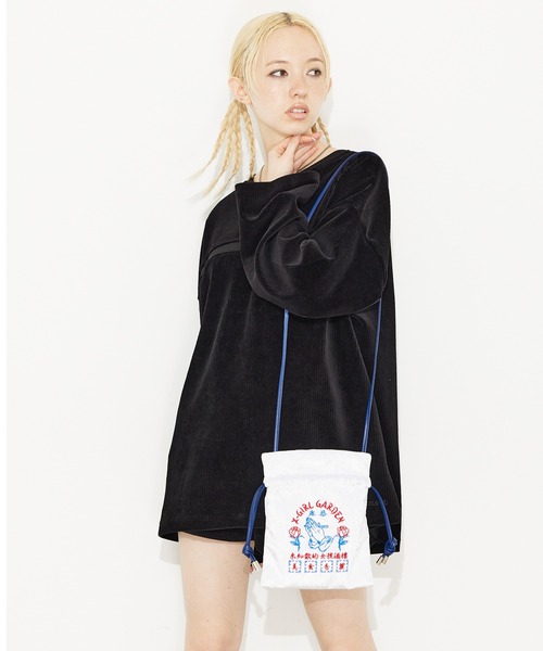 X-girl(エックスガール)の「X-GIRL GARDEN DRAWSTRING BAG/ベロア/巾着 ミニショルダーバッグ(ショルダーバッグ・レディース・ホワイト/ブラック・ONE SIZE)」の1枚目の写真