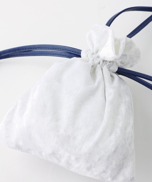 X-girl(エックスガール)の「X-GIRL GARDEN DRAWSTRING BAG/ベロア/巾着 ミニショルダーバッグ(ショルダーバッグ・レディース・ホワイト/ブラック・ONE SIZE)」の5枚目の写真