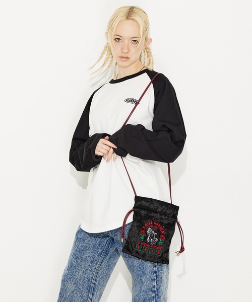 X-girl(エックスガール)の「X-GIRL GARDEN DRAWSTRING BAG/ベロア/巾着 ミニショルダーバッグ(ショルダーバッグ・レディース・ホワイト/ブラック・ONE SIZE)」の14枚目の写真